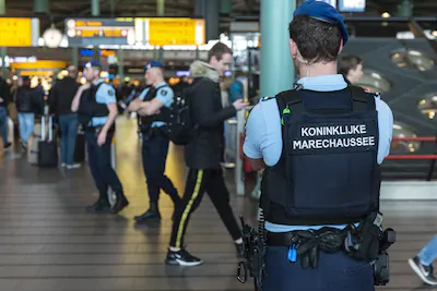 schiphol-extra-beveiliging-van-de-koninklijke-marechaussee-op-schiphol-tijdens-een-manifestatie-mede.webp
