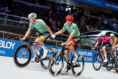 sem-van-wijngaarden-en-cyriel-hooghwerff-lossen-elkaar-af-tijdens-de-talentscup-op-de-wielerzesdaags.webp