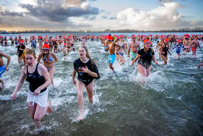 serie-afgekocht-adr-nlbeeld-nieuwjaarsduik-in-rotterdam-nesselande-traditiegetrouw-gaan-deze-waaghal.webp