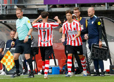 serie-afgekocht-adr-rotterdam-voetbal-eindstand-0-4-wisselen-links-7-mitchell-van-bergen-nokkvi-thor.webp
