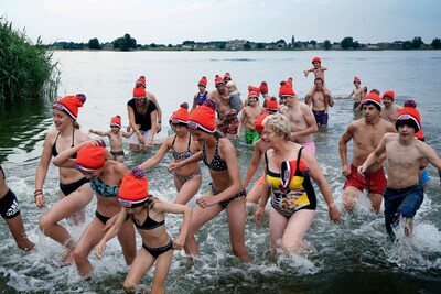 serie-afgekocht-ar20220624-0016-bovrn-hardinxveld-nieuwjaarsduik-in-de-zomer-foto-cor-de-kock.jpeg
