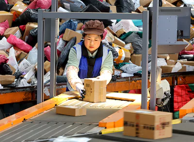 staff-sort-parcels-at-the-network-operations-center-of-the-postal-division-of-china-post-zaozhuang-b.webp
