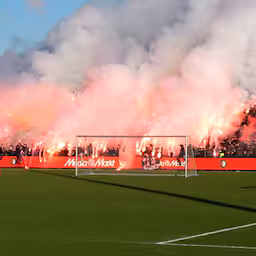 supporters-feyenoord-steken-vuurwerk-af-bij-training-voor-klassieker.jpg