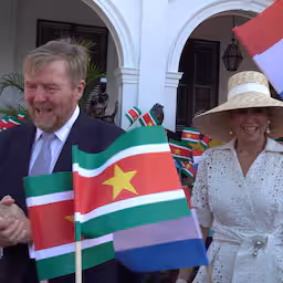 surinaamse-kinderen-wapperen-met-vlaggetjes-bij-ontvangst-koningspaar.jpg
