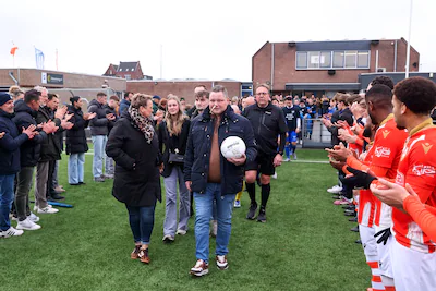 teammanager-dave-van-der-westen-van-almkerk-ernstig-ziek-komt-door-een-erehaag-met-rechts-de-spelers.webp