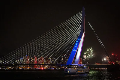 teksten-worden-tijdens-de-jaarwisseling-geprojecteerd-op-de-erasmusbrug-er-waren-teksten-te-lezen-al.webp