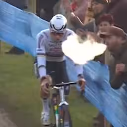 toeschouwer-blaast-vape-tijdens-veldrit-uit-in-gezicht-mathieu-van-der-poel.jpg