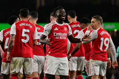 topshot-arsenal-s-english-midfielder-07-bukayo-saka-c-celebrates-with-teammates-after-his-corner-kic.webp