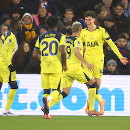 tottenham-boekt-met-gelegenheidsaanvoerder-van-de-ven-eindelijk-weer-zege.jpg