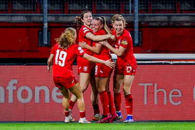 tt20251215-34735-nlbeeld-jaimy-ravensbergen-of-fc-twente-celebrates-with-teammates-after-scoring-her.jpeg