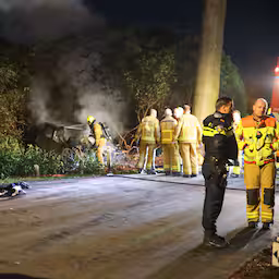 twee-doden-door-ongeluk-in-ermelo-auto-botste-op-boom-en-vloog-in-brand.jpg