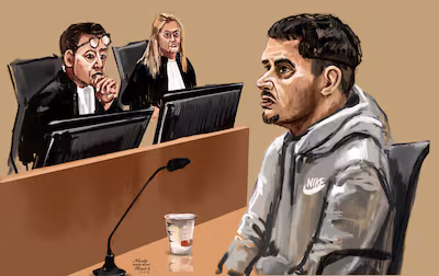 uitgebreidere-rechtbanktekening-van-ayoub-m-in-de-rechtbank-van-schiphol-hij-staat-bekend-als-de-era.avif