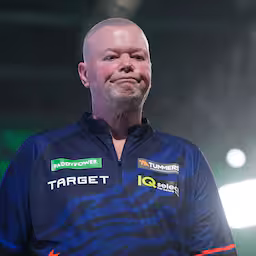 van-barneveld-is-direct-klaar-op-wk-darts-na-zeperd-tegen-mondiale-nummer-111.jpg