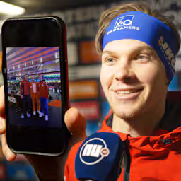 van-de-bunt-toont-foto-met-dries-roelvink-na-stunt-in-thialf-groot-fan.jpg