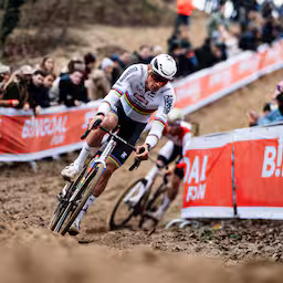 van-der-poel-geeft-van-aert-in-hofstade-geen-schijn-van-kans-ook-brand-wint.jpg