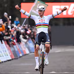 van-der-poel-heeft-geen-kind-aan-teruggekeerde-van-aert-en-wint-tweede-cross.jpg