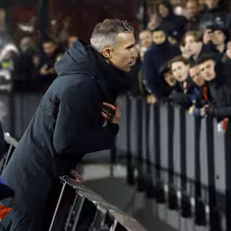 van-persie-praat-met-tierende-feyenoord-fans-na-nieuwe-tik-ik-moest-er-staan.jpg