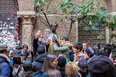verona-italy-february-11-tourist-make-photos-and-selfie-with-the-statue-of-giulietta-in-the-giuliett.webp