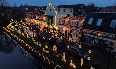versierde-huizen-aan-de-meent-te-leerdam.avif