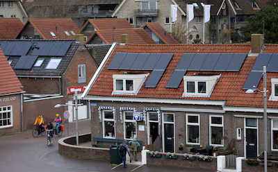 vlieland-zonnepanelen-op-de-daken-van-woningen-op-vlieland-de-panelen-zetten-zonne-energie-om-in-ele.avif