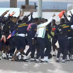voetballers-kameroen-gaan-dansend-naar-trainingsveld-op-afrika-cup.jpg