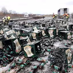 vrachtwagen-laat-spoor-van-bierflesjes-achter-in-duitsland.jpg