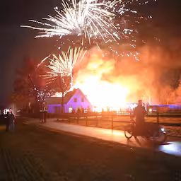 vuurwerk-schiet-uit-brandende-schuur-in-lunteren.jpg