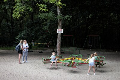 woudenberg-kinderen-spelen-bij-de-speeltuin-bij-de-pyramide-van-austerlitz-onderdeel-van-landgoed-de.jpeg