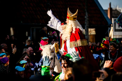 zaanstad-sinterklaas-begeeft-zich-te-paard-naar-de-zaanse-schans-de-oer-hollandse-zaanse-schans-is-d.webp