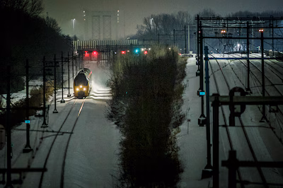 06_01_2026-zwijndrecht-dordrecht-treinverkeer-tussen-rotterdam-en-dordrecht-sneeuw-overlast-intercit.avif