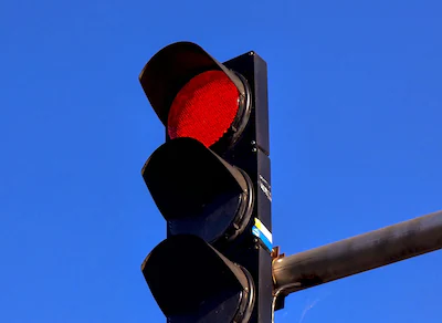 1399438774-rood-verkeerslicht-stoplicht-liggende-foto.webp