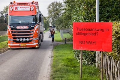 1768028171_serie-afgekocht-goudswaard-bewoners-die-tegen-de-komst-van-een-tweebaansweg-zijn-voor-vrachtwagens-i.jpeg