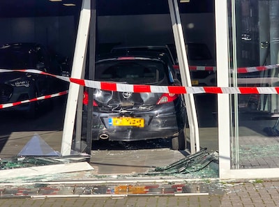 1769268185_een-auto-is-zaterdagmiddag-dwars-door-de-pui-van-de-showroom-van-excellent-autos-aan-de-merwedestraa.jpeg