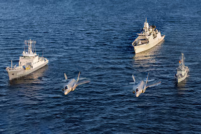 2025-baltische-zee-luchtfoto-van-het-navo-marine-eskader-standing-nato-maritime-groep-one-snmg1-onde.avif