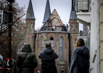 2026-01-01-11-56-17-amsterdam-schade-aan-de-vondelkerk-na-brand-de-vondelkerk-dreigt-niet-verder-in.webp