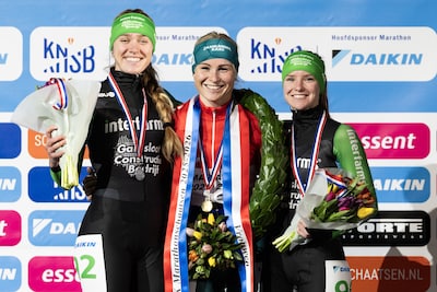 2026-01-01-15-12-05-heerenveen-winnaar-marijke-groenewoud-temidden-van-kim-talsma-l-tweede-en-lianne.jpeg