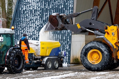 2026-01-03-10-04-20-gorinchem-strooiwagens-worden-gevuld-in-een-depot-van-rijkswaterstaat-in-het-hel.jpeg