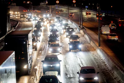 2026-01-05-08-07-55-rotterdam-verkeer-in-de-ochtendspits-op-de-a20-er-is-een-weerwaarschuwing-afgege.webp