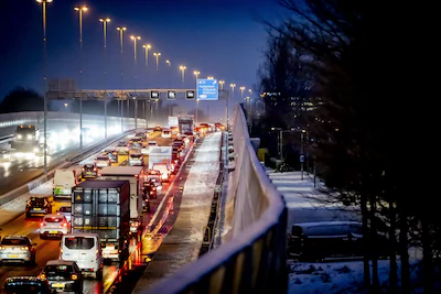 2026-01-05-08-09-16-rotterdam-verkeer-in-de-ochtendspits-op-de-a20-er-is-een-weerwaarschuwing-afgege.webp