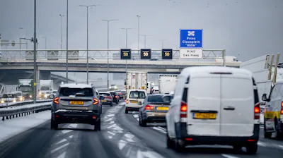 2026-01-06-09-04-28-nootdorp-verkeer-op-de-a12-op-verschillende-snelwegen-zorgt-het-winterweer-en-de.webp