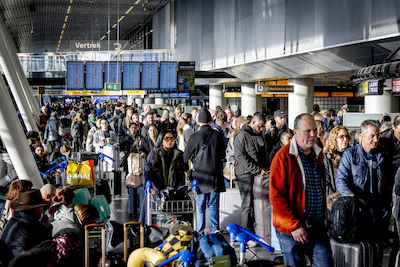 2026-01-06-11-22-52-schiphol-reizigers-op-luchthaven-schiphol-op-het-vliegveld-zijn-opnieuw-honderde.webp