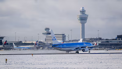 2026-01-06-11-58-10-schiphol-een-klm-vliegt-landt-in-de-sneeuw-op-luchthaven-schiphol-op-het-vliegve.avif