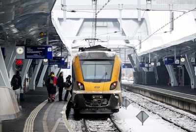 2026-01-06-12-13-46-arnhem-treinreizigers-op-station-arnhem-centraal-het-treinverkeer-komt-weer-op-g.jpeg