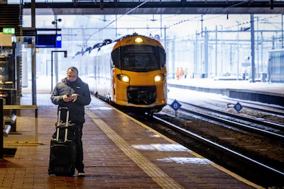 2026-01-07-09-46-56-rotterdam-reizigers-op-rotterdam-centraal-door-meerdere-verstoringen-is-er-geen.webp