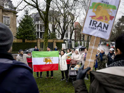 2026-01-13-12-17-24-den-haag-belangstellenden-tijdens-een-demonstratie-bij-de-iraanse-ambassade-in-i.webp