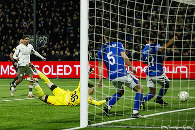 2026-01-14-19-17-36-den-bosch-couhaib-driouech-of-psv-eindhoven-scoort-de-0-4-tijdens-de-achtste-fin.webp