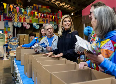 2026-01-15-12-15-12-rotterdam-koningin-maxima-helpt-vrijwilligers-bij-het-inpakken-van-de-miljoenste.webp