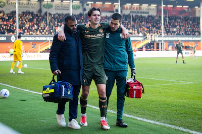 2026-01-18-15-47-21-volendam-victor-jensen-of-fc-utrecht-verlaat-geblesseerd-het-veld-tijdens-de-ned.webp