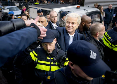 2026-01-22-12-57-20-delft-pvv-leider-geert-wilders-op-de-markt-tijdens-een-bezoek-aan-cafe-de-bonte.webp