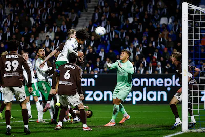 2026-01-31-19-31-55-zwolle-shola-shoretire-of-pec-zwolle-m-kopt-de-bal-voorbij-telstar-keeper-ronald.webp
